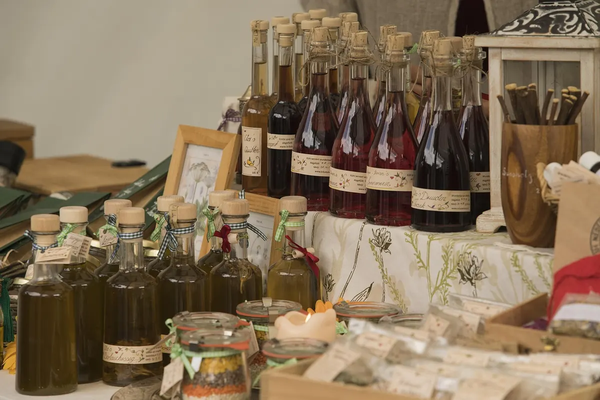 Buying Local Candles: What to Ask Makers at Craft Fairs and Markets