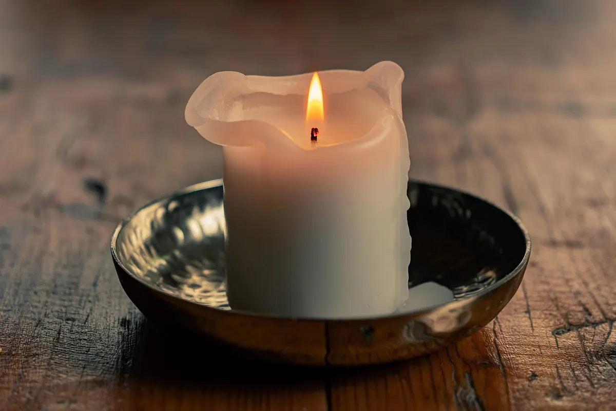 Wax Melts vs. Scented Candles: A Room-by-Room Comparison